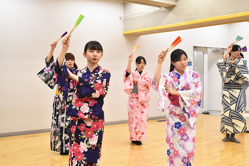 演技科「日本舞踊基礎」は実際に浴衣を着て踊ります。