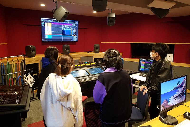 東放学園音響専門学校のスタジオにて、最終工程のMIX・MA作業。