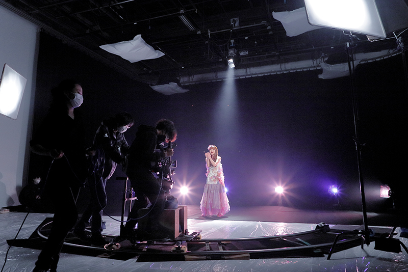 武田さんの歌唱シーンは外部のスタジオにて撮影しました