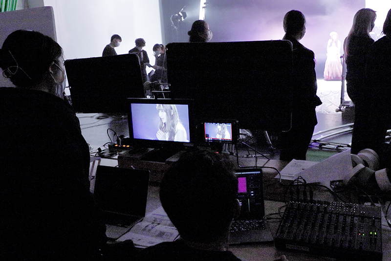 1カットずつ、モニターで映像を確認しながら撮影は進行します