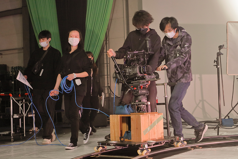 スムーズな移動撮影は、半円のドリーを使用します