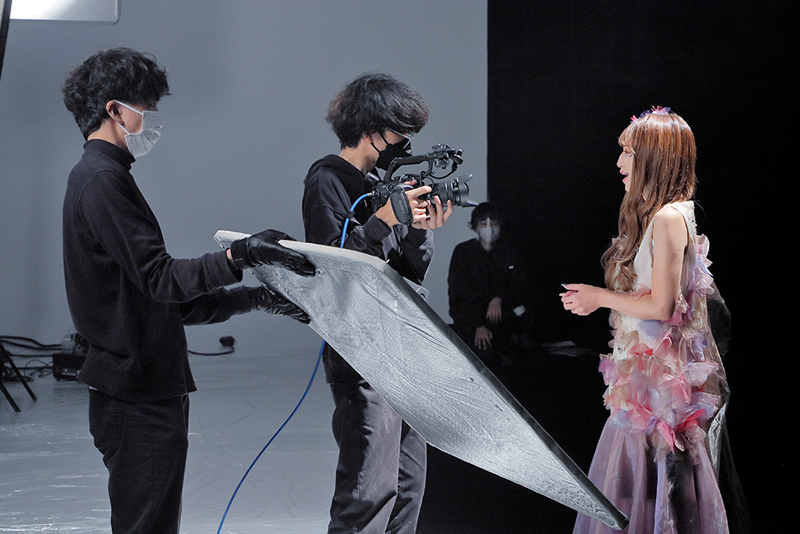 カメラマンはカットごとにレンズを変えて撮影しています