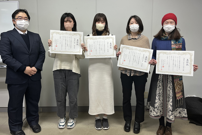 「株式会社伊藤伊×榎本事務所 ブックトラックデザインコンペ」入賞者と伊藤伊の商品企画・開発部の齋木様
