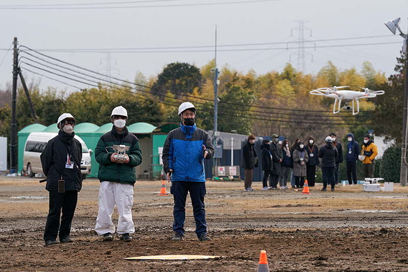 まずはドローンの操縦を繰り返し訓練します