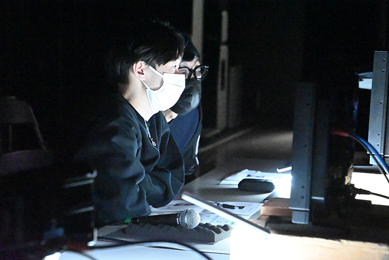 モニターで1カット1カット映像を確認しているディレクター