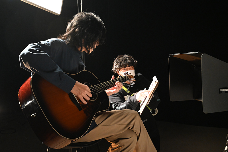 アーティストに撮影するカットを説明しています