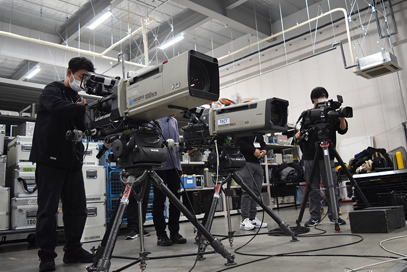 スポーツ中継やコンサート中継などで使われるズームレンズを搭載したテレビカメラ