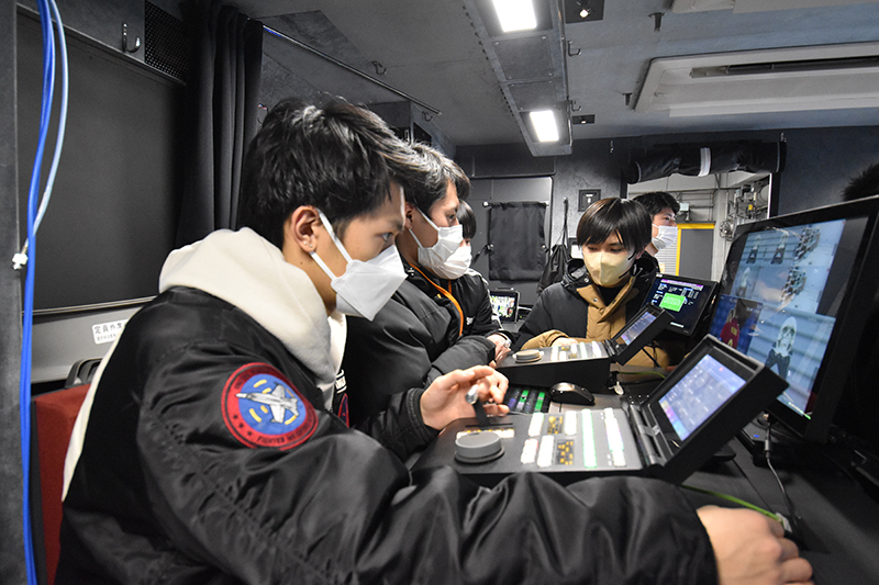 中継車の中でスロー再生もできます