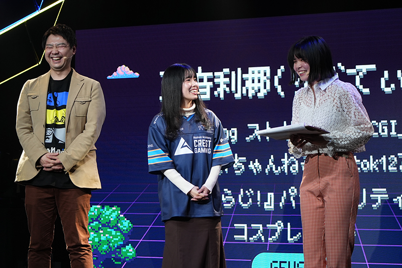 (左から)ゲーム実況:コーリーさん、ゲスト:天音利梛さん、MC:東京アナウンス学院学生