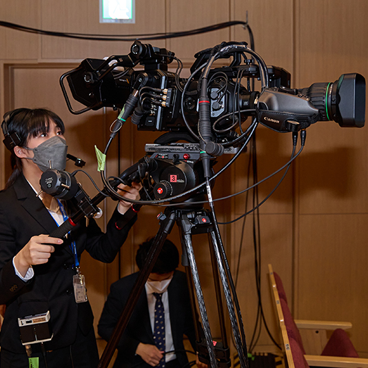 新規導入機材で撮影に挑戦！「入学式」の放送技術科学生スタッフに注目！