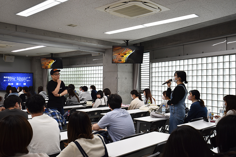 学生からの意見に耳を傾けながら、お話しいただきました