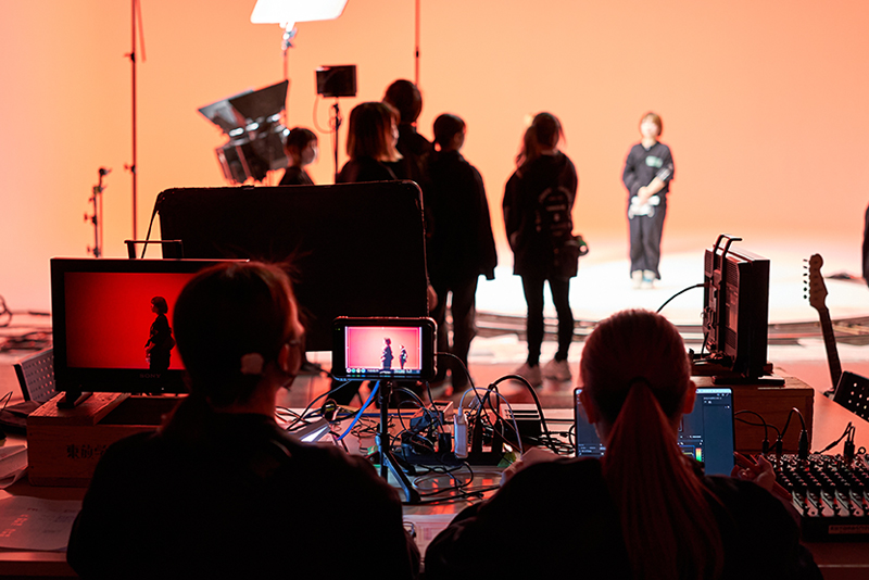 スタンバイ中はアーティストの代役がスタンドイン。