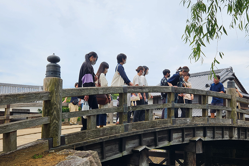 江戸の大通りで太鼓橋を渡ります