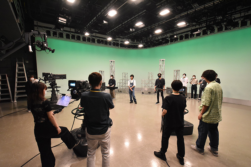 放送技術科1年生対象の授業「スタジオワーク実習」では、スタジオ撮影におけるカメラの基礎的な技術・知識を身につけます