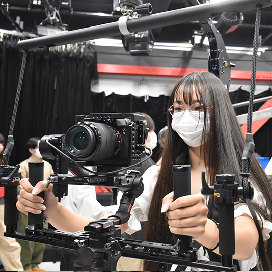 ドリーやジブアームなど、特殊な機材を使用した撮影に挑戦！