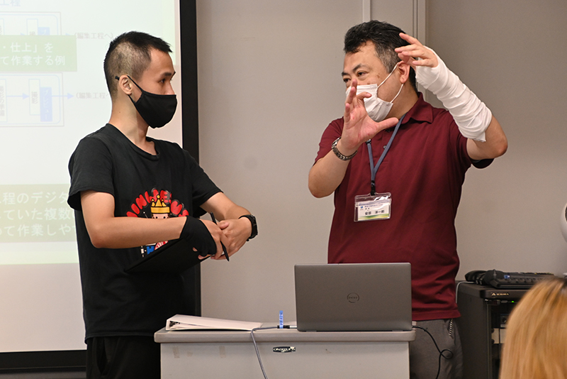 授業終了後に学生からの質問に対応する安芸さん