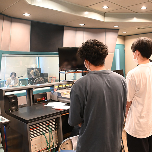 青木佑磨さんと青木瑠璃子さんが出演！構成作家・伊福部崇さんによる授業「伊福部ゼミ」で模擬ラジオ番組を制作しました！