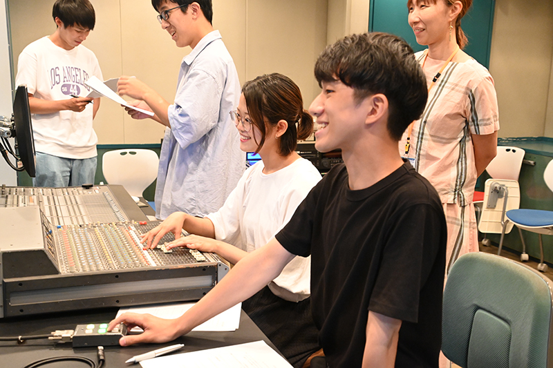 ラジオ番組制作の基礎を学んで、収録に挑戦！放送音響科「ラジオ制作Ⅰ」