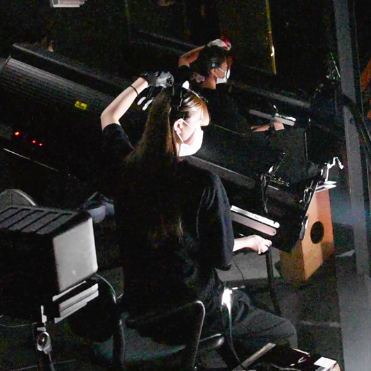ステージの出演者を際立たせる光の演出を学ぶ！照明クリエイティブ科「Pinspot実習」