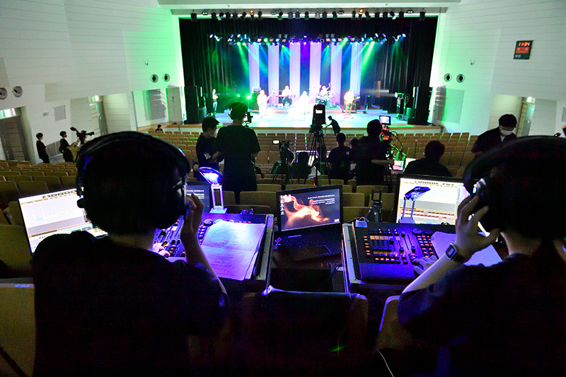 いよいよ本番!春からグループごとにつくりあげてきた照明プランを外部ホールでオペレート!