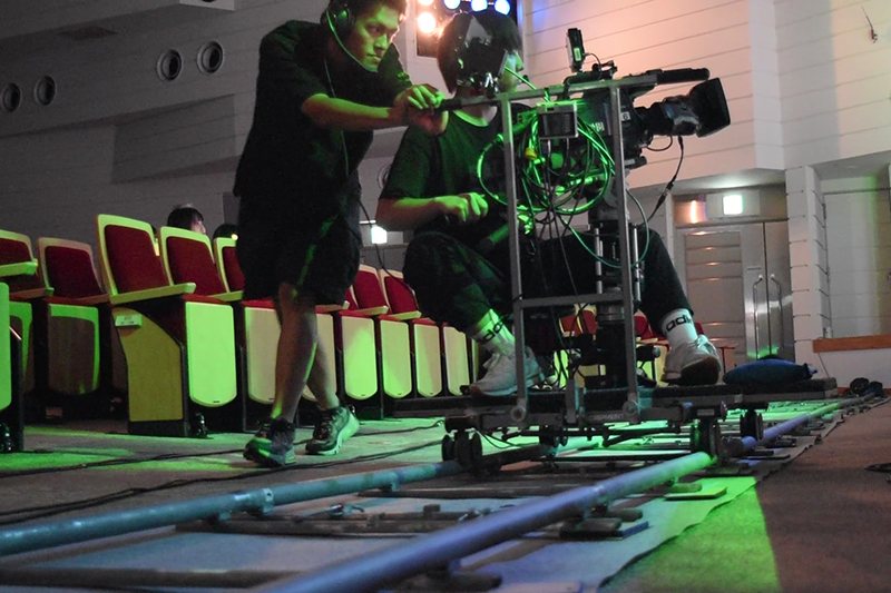 ステージ前ではドリーを使用して臨場感あふれる映像を撮影