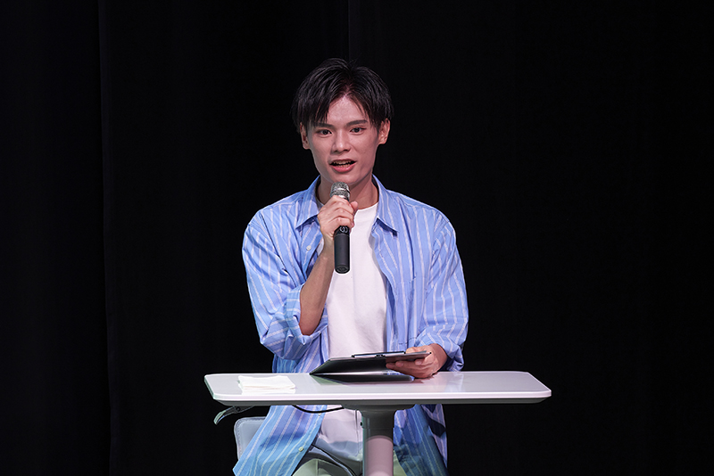 インフォメーションを担当した在校生の矢野さん。大勢のお客さんを前に緊張する中がんばりました!