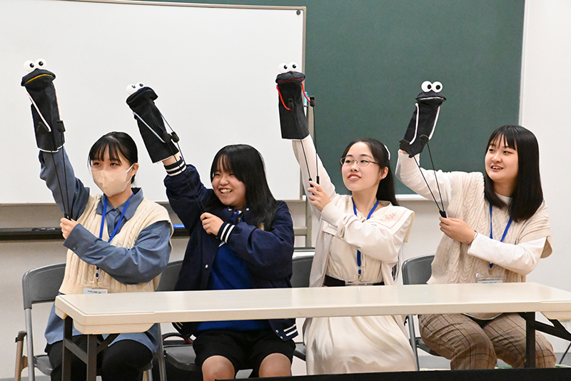 アナウンス科の『放送業界講座』で、パペット操演に挑戦しました!