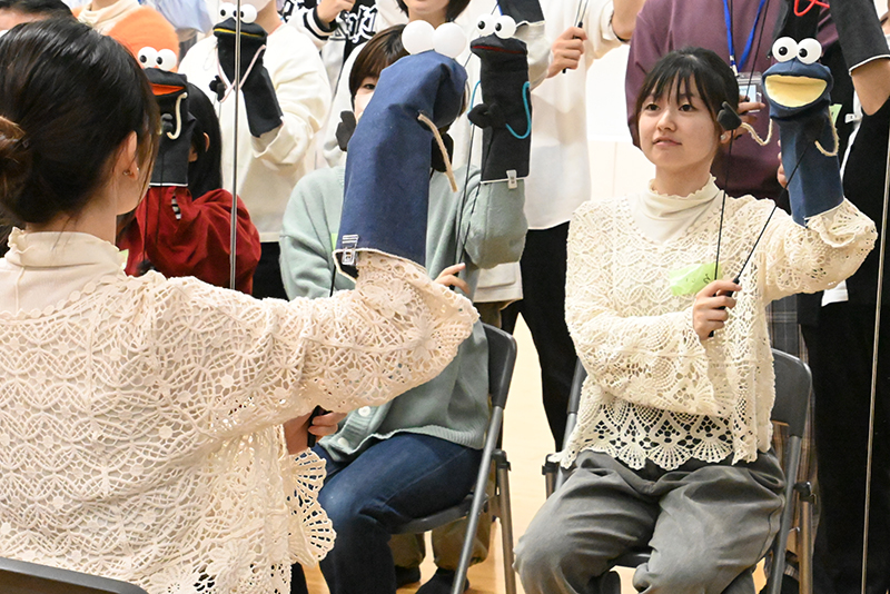 鏡の前で発声しながら、パペットの向きや口の動きを確認します!
