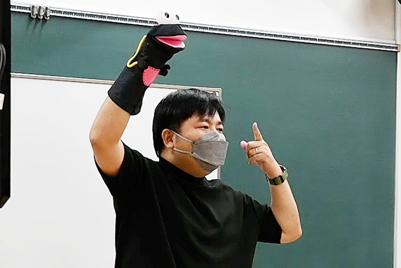 『パぺモ!』のメンバーであり本校卒業生の松本健太さんから、パペット操演の基礎を教わりました。