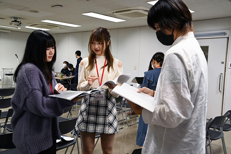 リハーサル中の一コマ。作家の学生たちがセリフの意図などを説明しています。