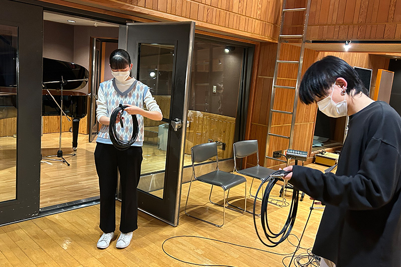 音響スタッフはケーブルを準備