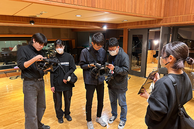 撮影スタッフは、まずはカメラを調整