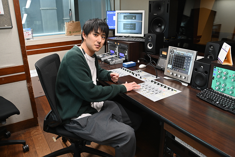 収録スタジオのミキサー席に座って記念写真!