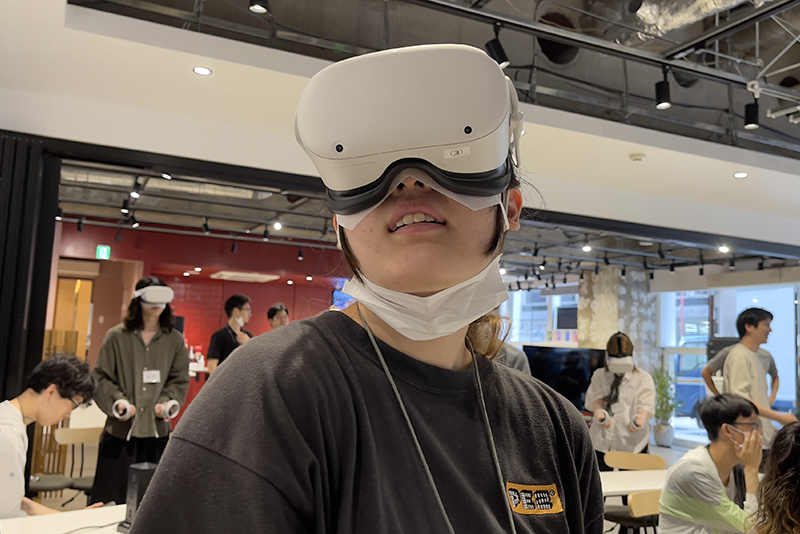 Meta Questを装備してバーチャルの世界を体験!