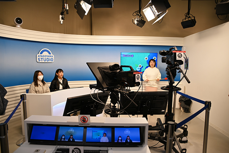 放送体験スタジオでニュースのアナウンサー体験！