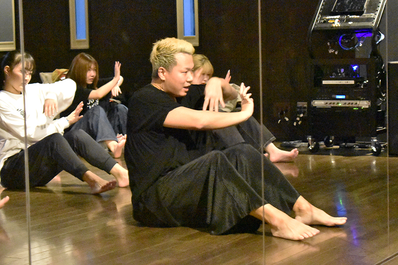 ダンスパフォーマンス科の「特別講座」。今回はSeishiroさんによるJAZZのレッスンを実施しました！