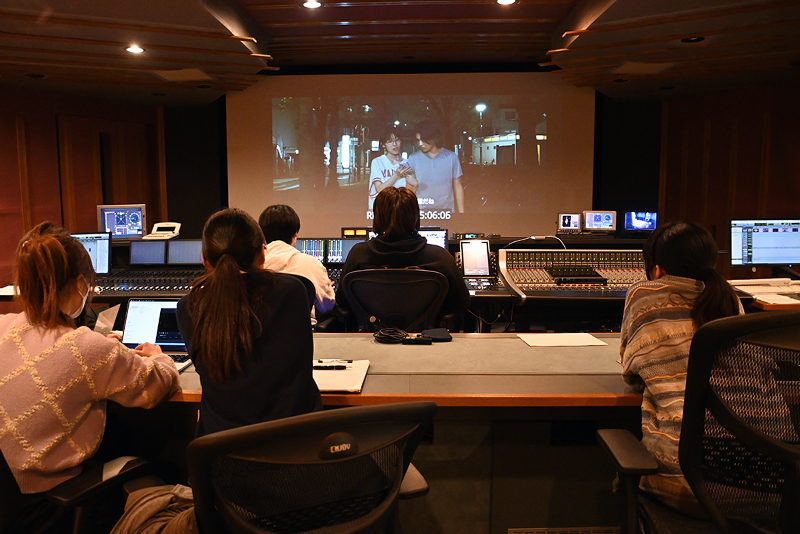 SKIPシティ 彩の国ビジュアルプラザ内にあるMA室でのダビングの様子
