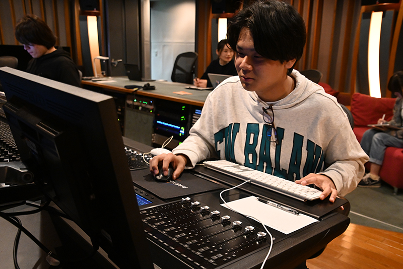 事前に準備してきた効果音を細かく調整。効果音は今年も1年生が担当しました