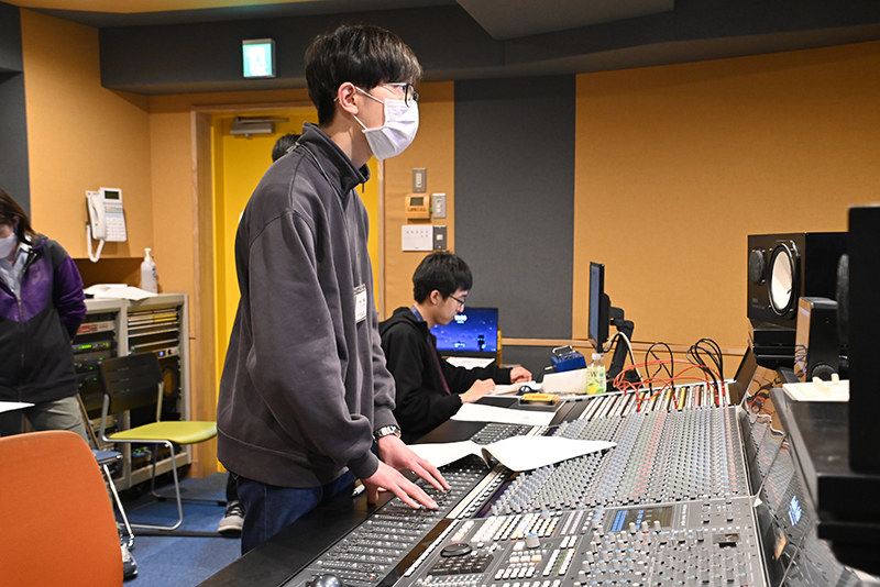 音響技術科の学生は収録時のエンジニアを担当しました
