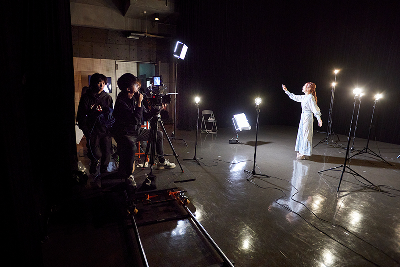 本校地下のStudio Deeにて撮影