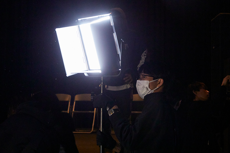 明るさを調整する照明スタッフ