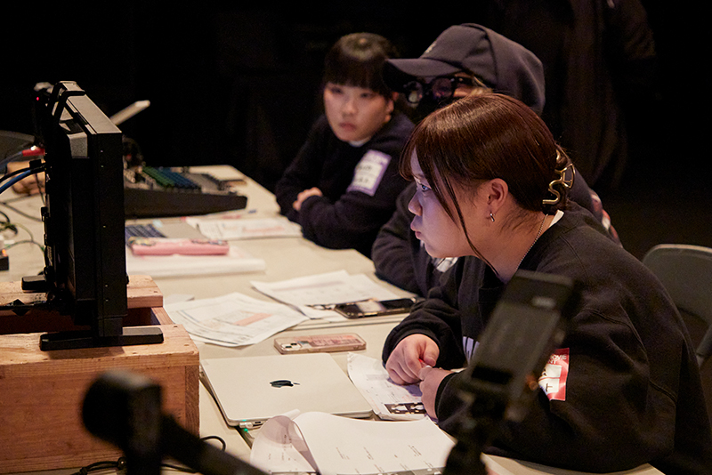 モニターで映像を確認するディレクター