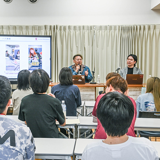 大人気TikTok「おかたべOKATABE」を運営する大丸松坂屋百貨店が来校！