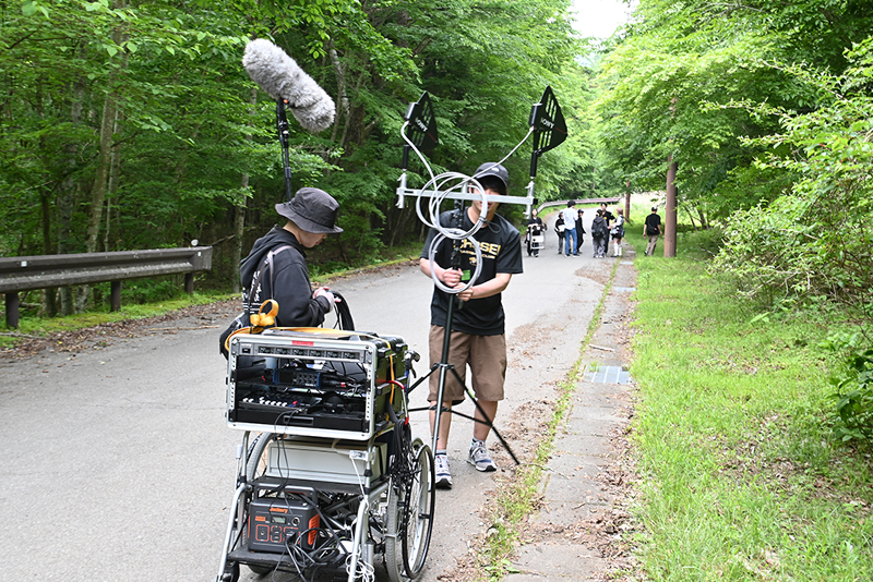 少し離れた場所で収音する録音部。機材の移動が大変なんです