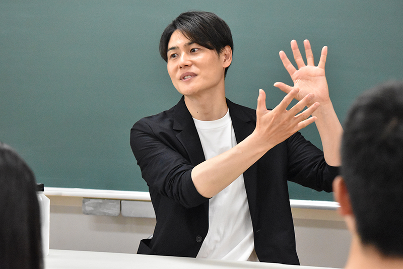 フリーアナウンサー・上重聡さんによる「放送業界講座」を実施！