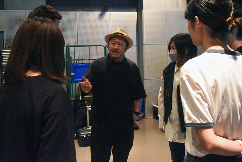 撮影後は各班ごとに折井さんから講評をいただきます。すべてが今後の糧に!