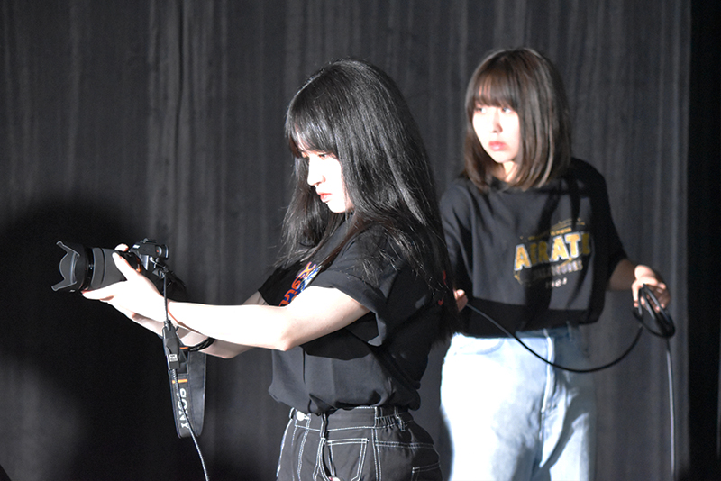 YamashiRollさんの表情を抑えるカメラ、全身を撮るカメラ、ギターを狙うカメラなど....