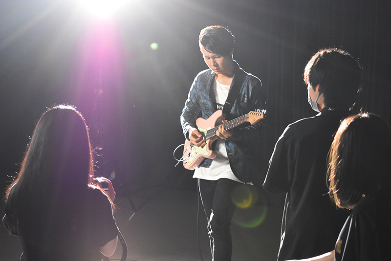 アーティストの演奏シーンの撮影を行うのは、1年生にとっては初めての経験!