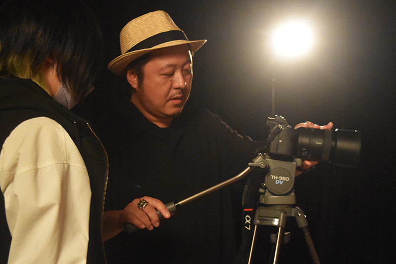 講師は本科の卒業生でもある折井康弘さん(04年度卒/フォトグラファー・ビデオグラファー・映像ディレクター)