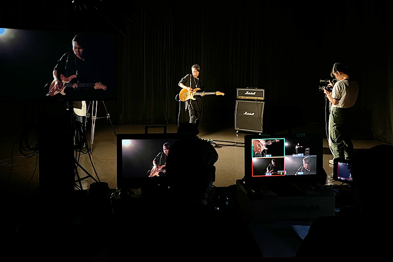 『FUJI ROCK FESTIVAL』公式ムービー撮影を務める折井OBの授業でアーティスト演奏シーンの撮影に挑戦!